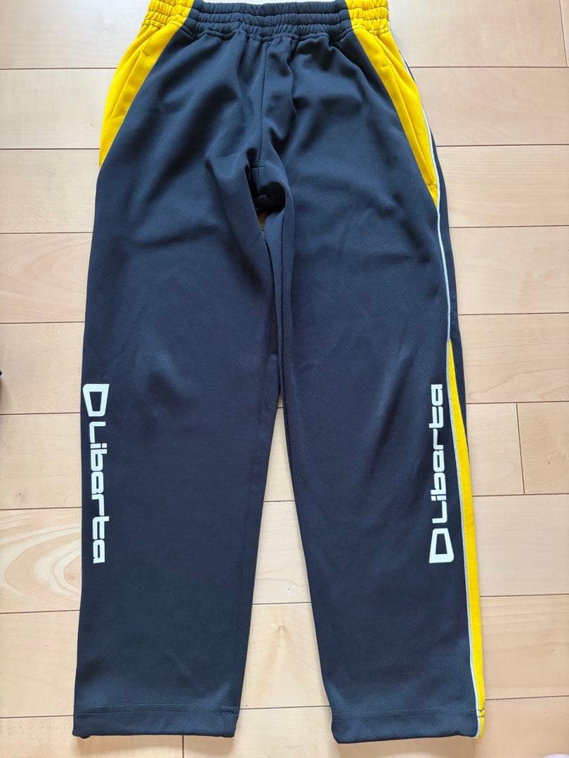 美品　（リベルタ） サッカースクール ジャージ上下セット145cm+レガース