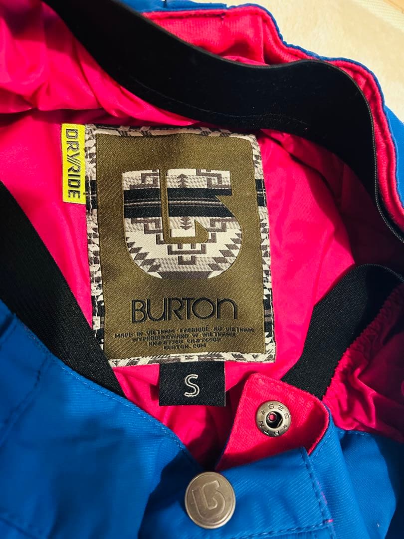 美品BURTONバートンスノーボードウェア（女性用）Sサイズ