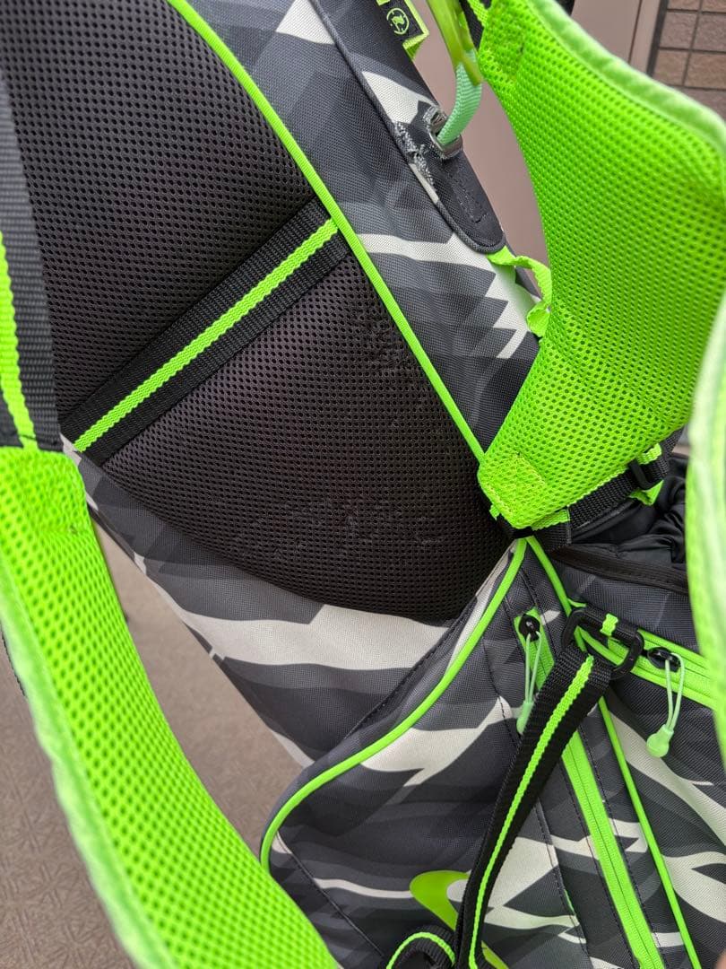 Nike 軽量キャディバッグ 迷彩　自立スタンド　フード付き