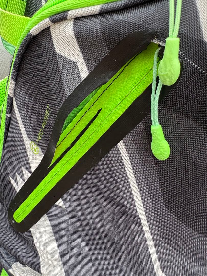 Nike 軽量キャディバッグ 迷彩　自立スタンド　フード付き