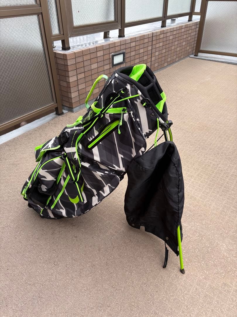 Nike 軽量キャディバッグ 迷彩　自立スタンド　フード付き