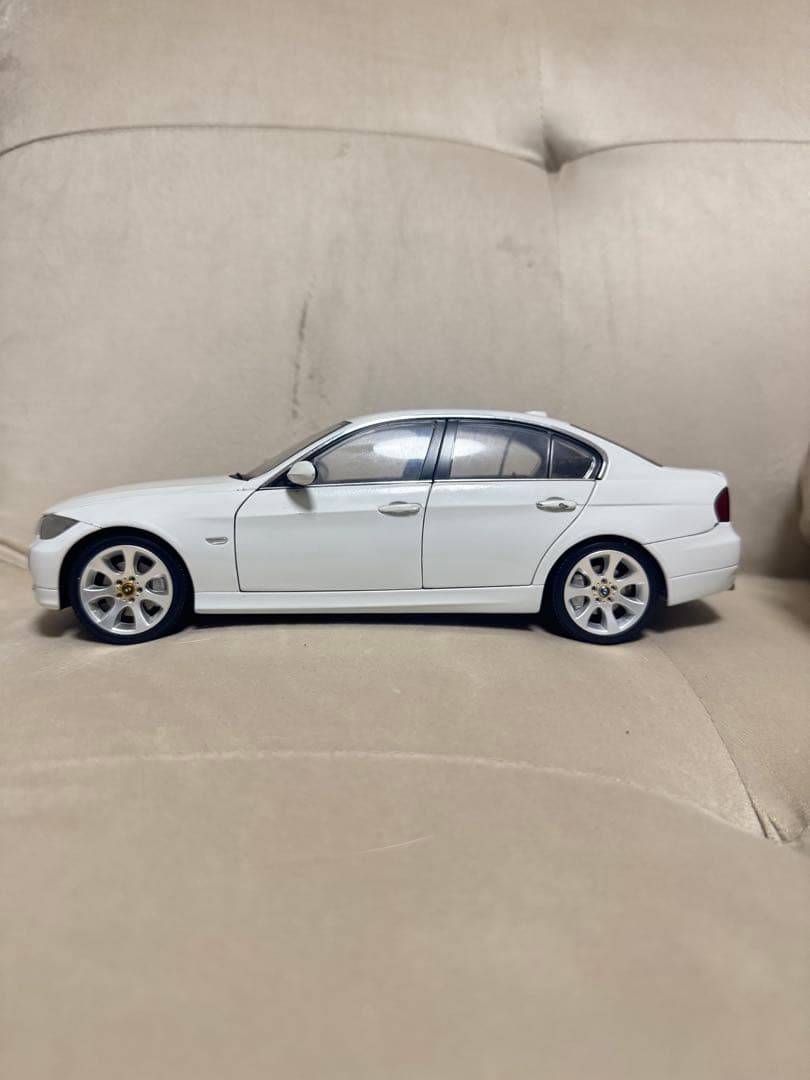 1/18 京商  330i E90 ホワイト