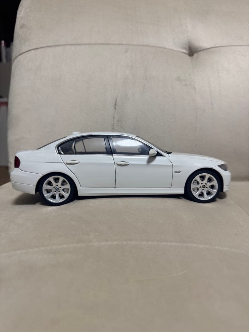 1/18 京商  330i E90 ホワイト