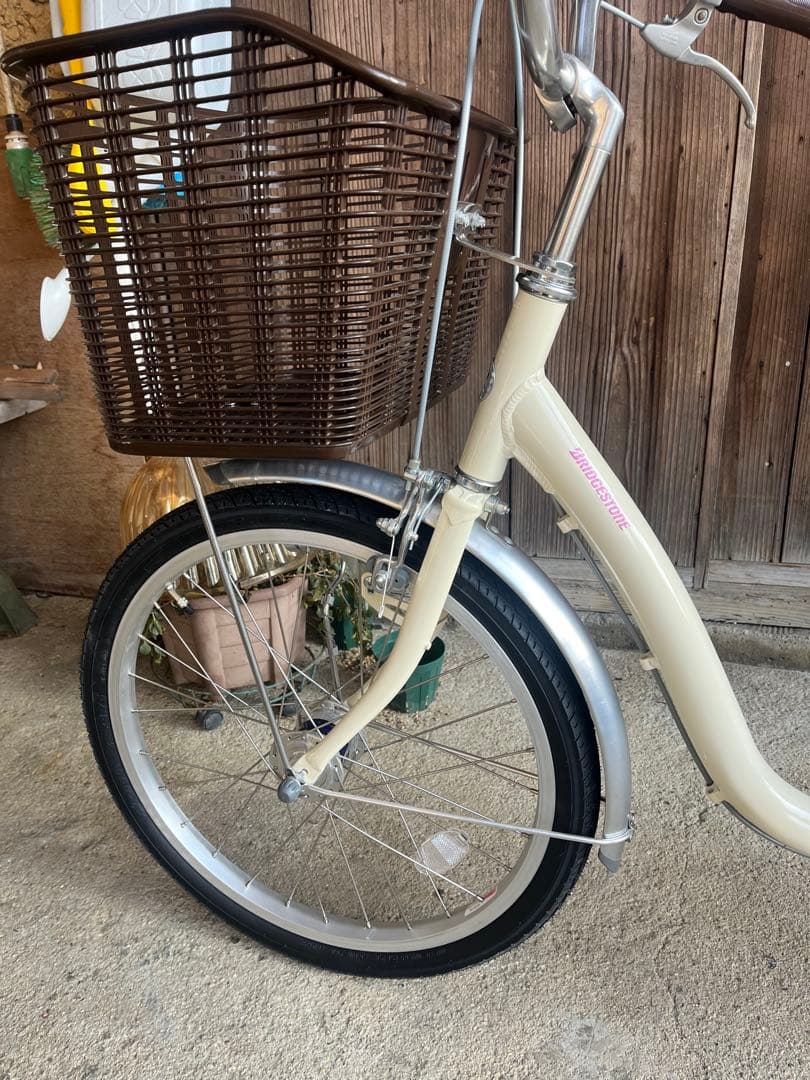 クリーム色シティサイクル　ブリジストンcalisia