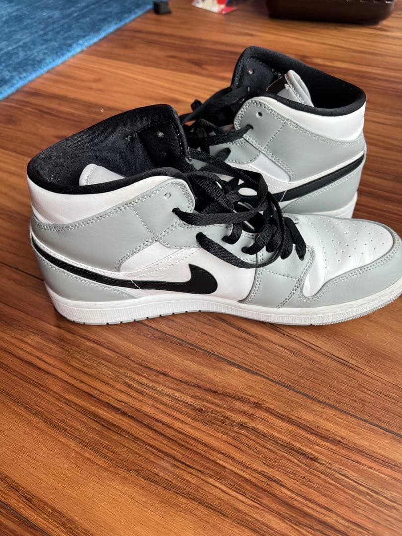 モモ　Nike Air Jordan 1 Mid ホワイト/グレー/