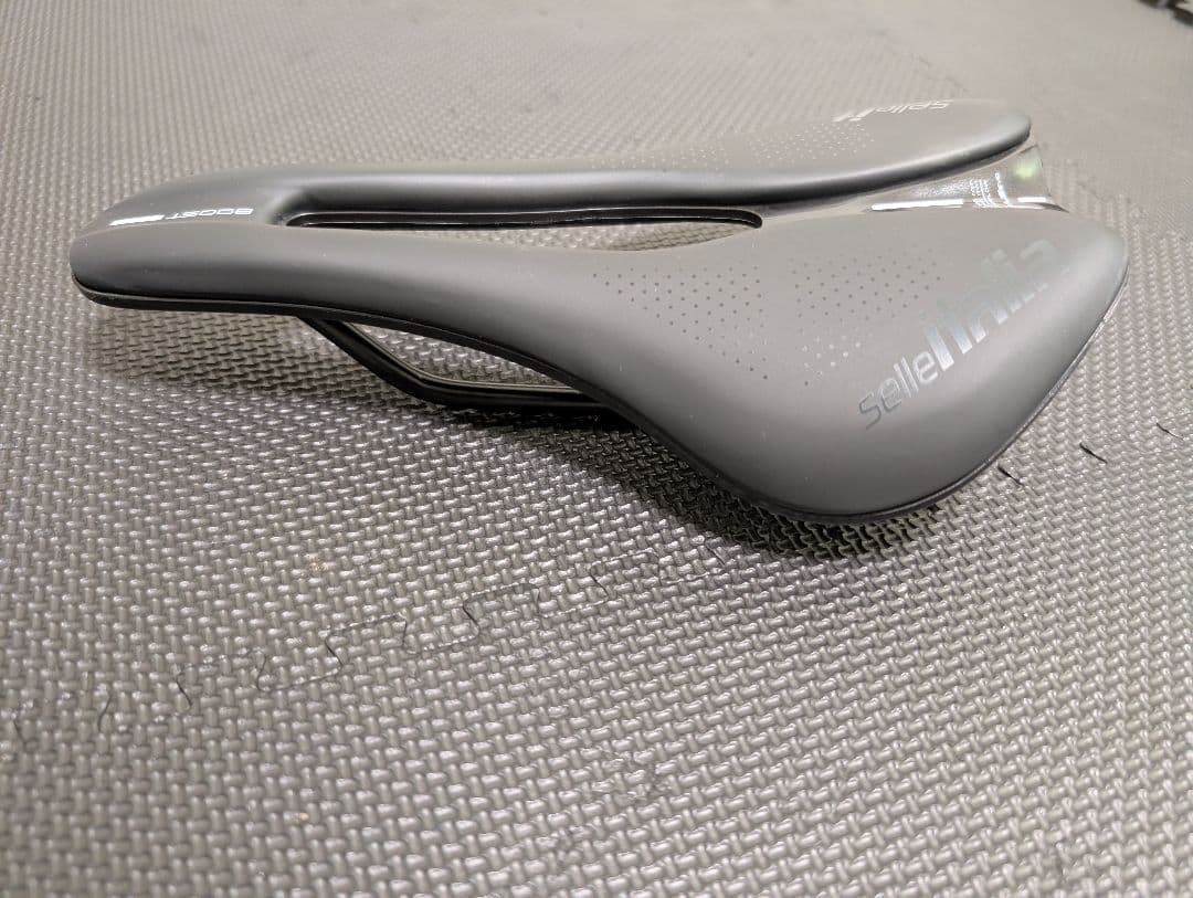 セライタリア NOVUS BOOST EVO SUPERFLOW TM サドル