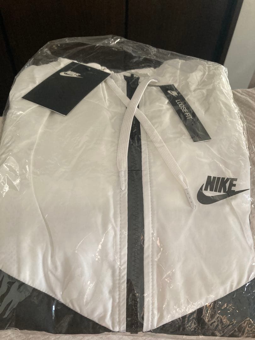 【新品】Nike ウィンドブレーカー Sサイズ