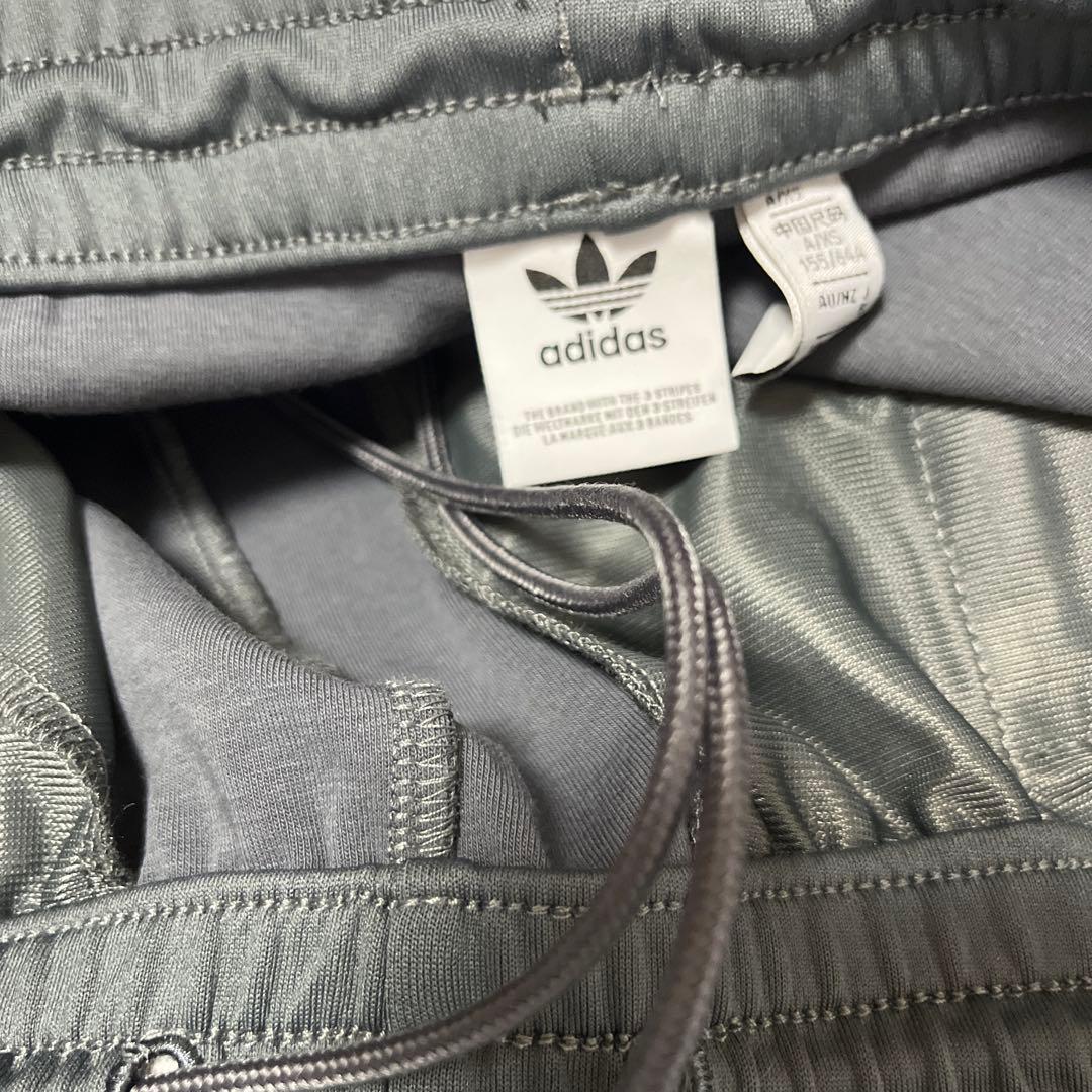 adidas Adilenium フレア トラックパンツ サイズS（グレー）