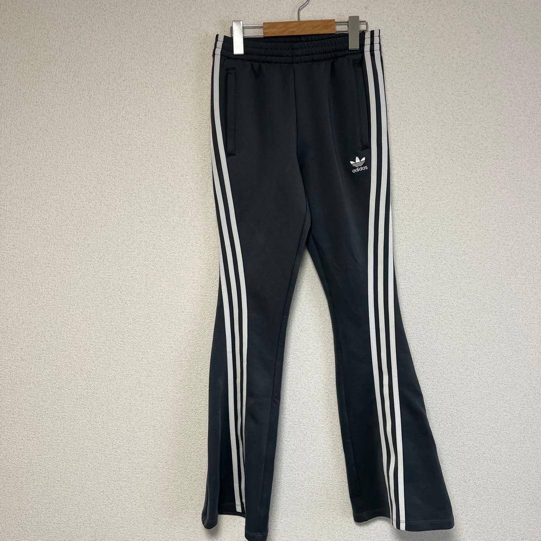 adidas Adilenium フレア トラックパンツ サイズS（グレー）