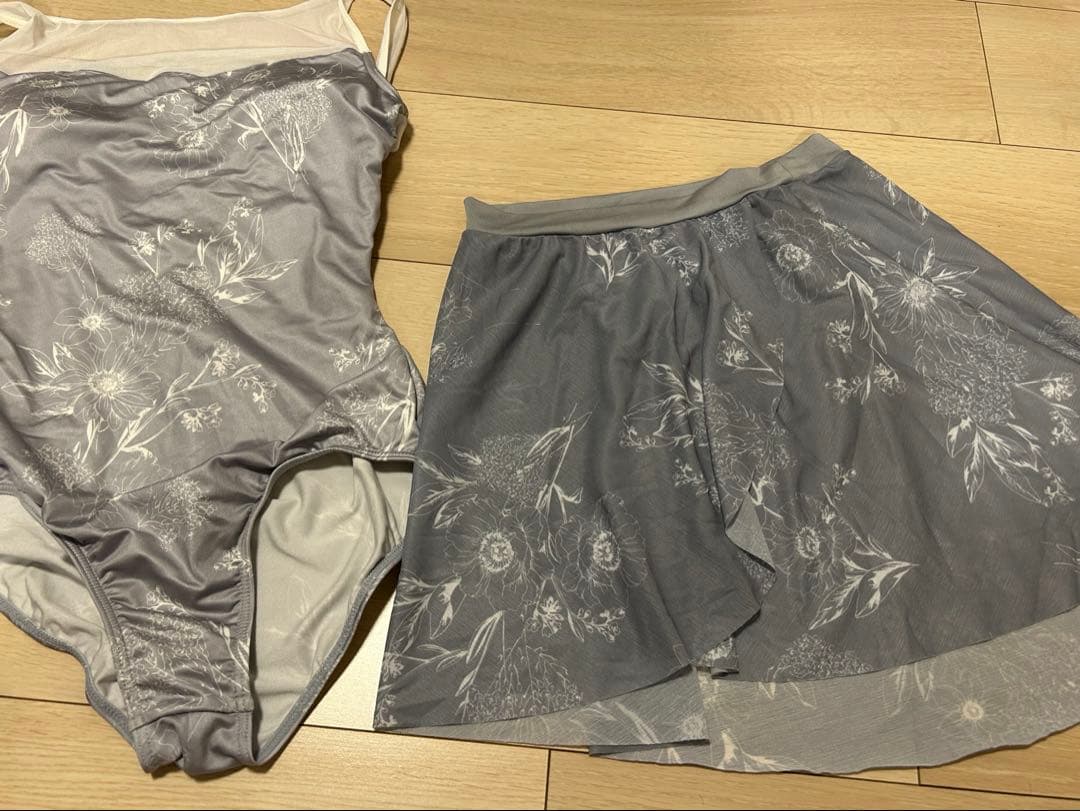 美品　チャコット　のースリーブレオタード　ペールグレー　M