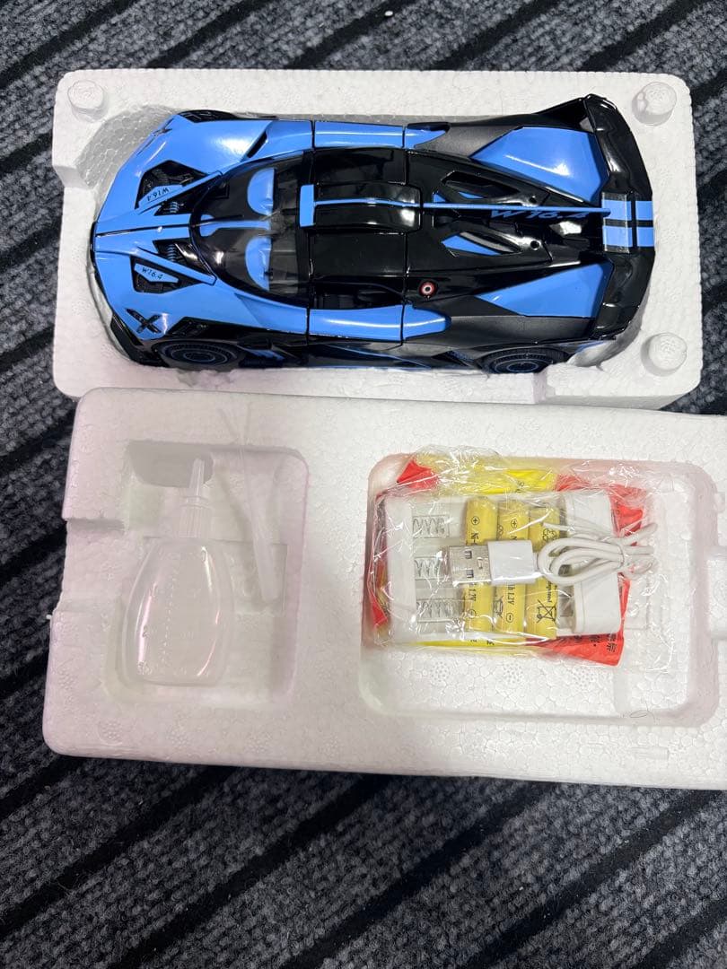 Bugatti 1/24 ミニカー 青/黒