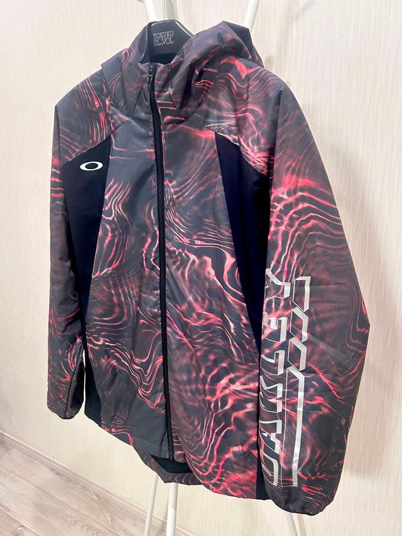 Oakley ウィンドブレーカー 黒とピンクの模様