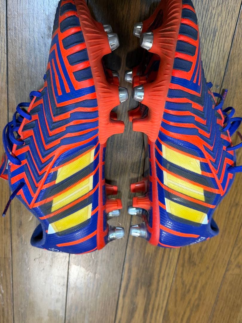 adidas スパイクシューズ 赤・青・黒