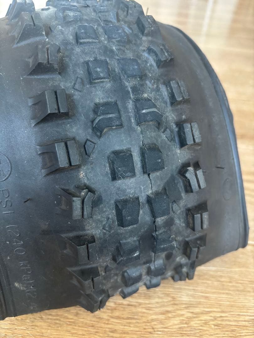 Surly Dirt Wizard 27.5 x 3.0 タイヤ　ペア