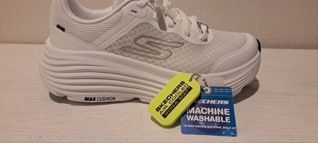 SKECHERS MAX CUSHIONING ホワイト