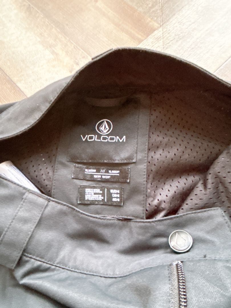 volcom スノーボードウェア　ジャケット、パンツセット