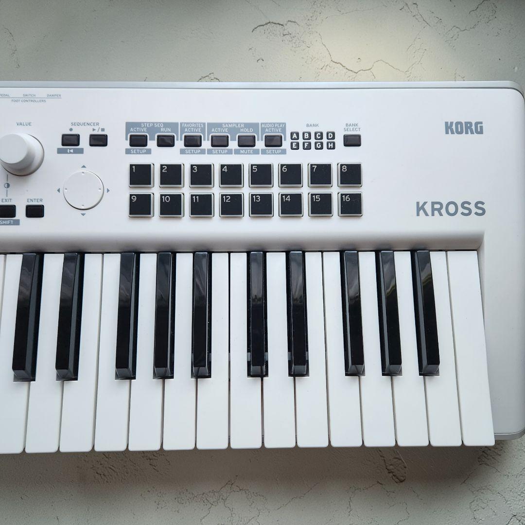 【超美品】KORG KROSS2-61 Pearl White ケース付