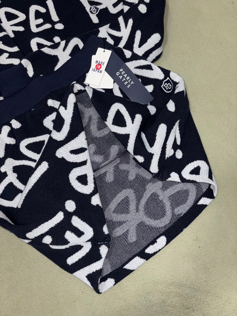 （新品と美品）パーリーゲイツ、落書き柄シリーズ、セットアップ、上0、下1サイズ