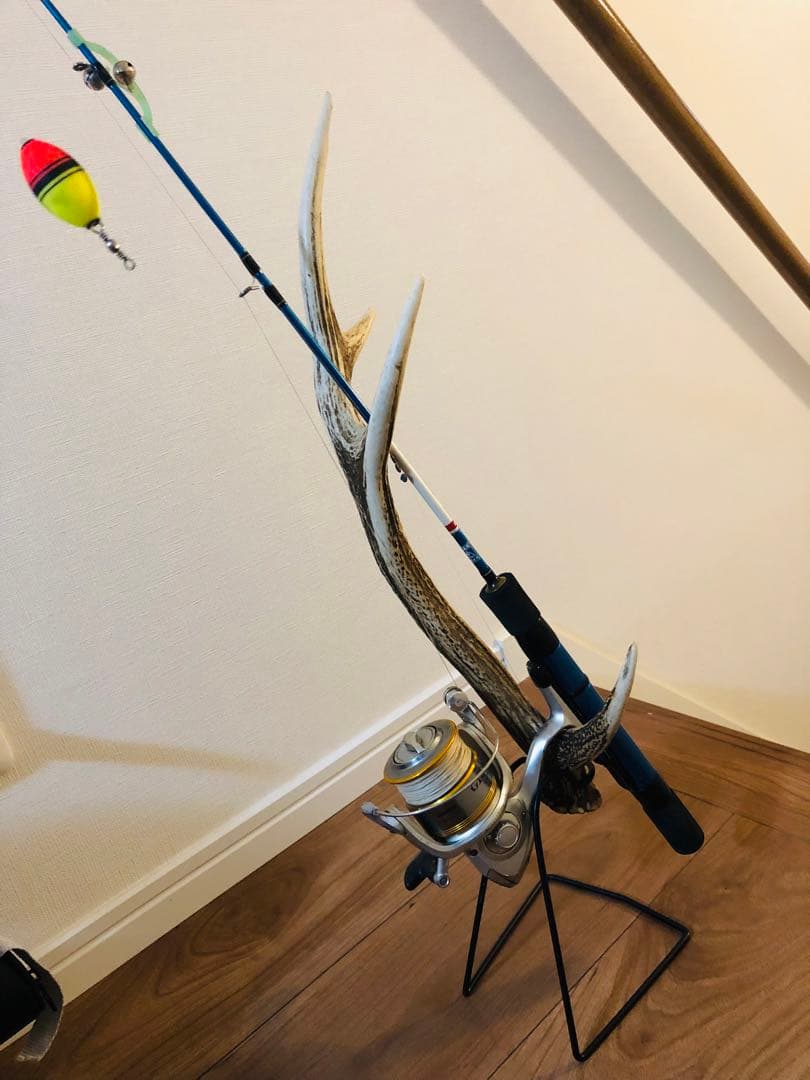 鹿の角とアイアンで作り上げた最強の釣竿置き、最高に超かっこいいディスプレイ