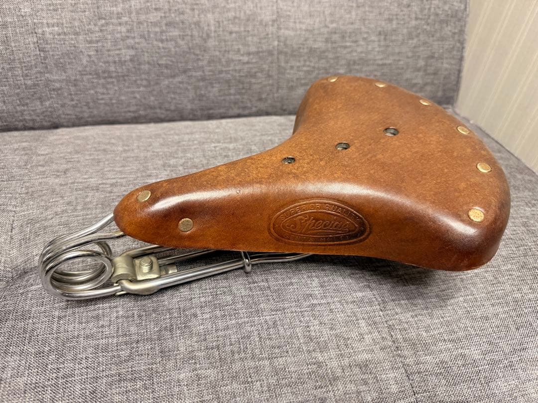 ブラウンレザーサドル エルゴノミックデザイン