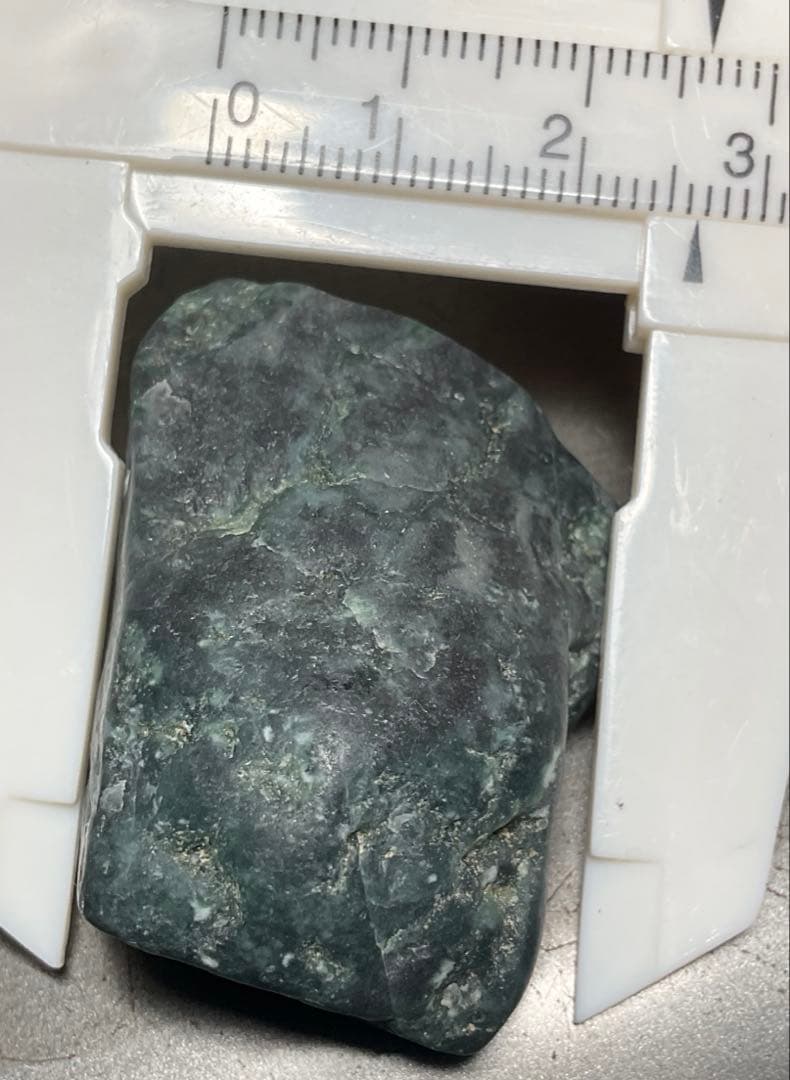 黒×緑色　糸魚川翡翠海石36g ヒスイ　ひすい　須沢