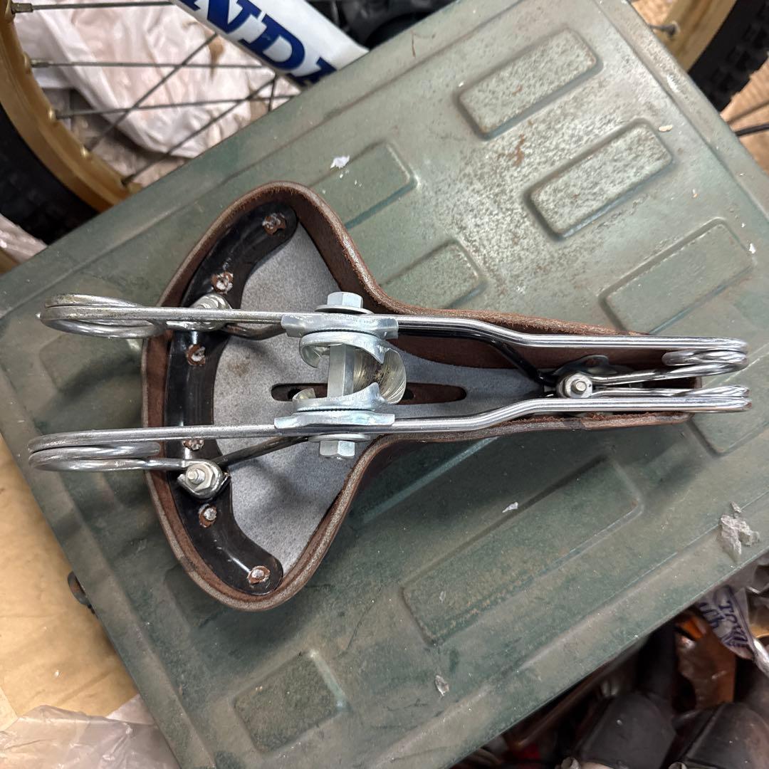 昔の未使用品‼️本革サドル 実用車 運搬車 軽快車 ‼クランクピンカバーおまけ