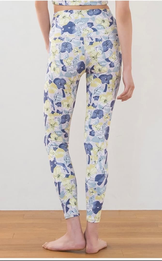 【美品】SUKALA 　ペイント風花柄　セットアップ　Mサイズ（SB）