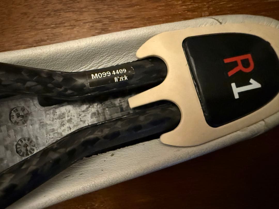 フィジーク Fizik アリオネARIONE R1 カーボンレールサドルホワイト