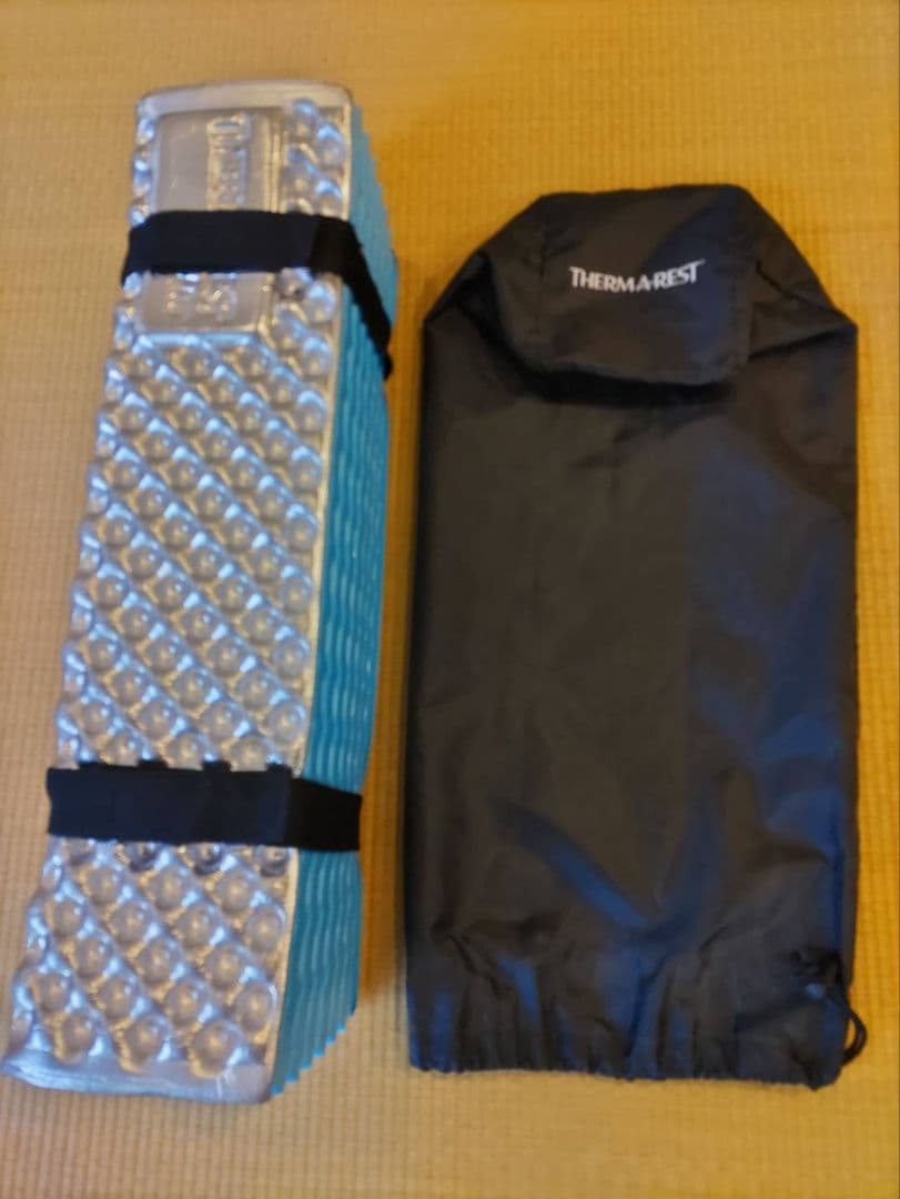 ◾使用2回のみ◾THERMAREST 折りたたみ式マット 収納袋付き