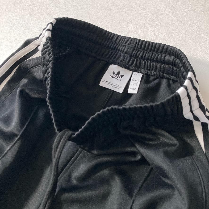 【よる】adidas　バギーフィット ファイヤーバード トラックパンツ 黒