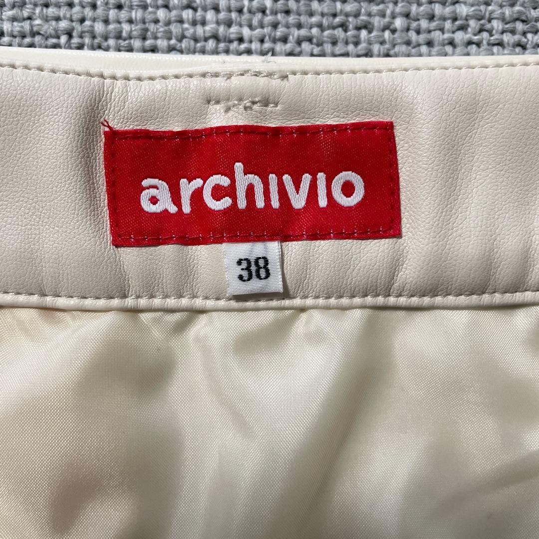 アルチビオ フェイクレザー　アイボリー バックプリーツスカート　38