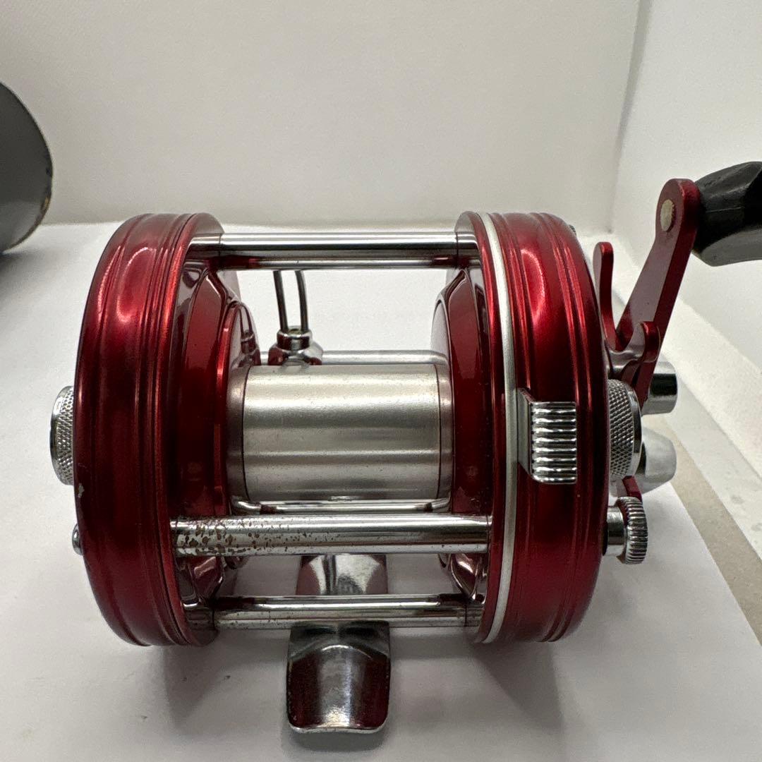 Ambassadeur 5000 ベイトリール レッド