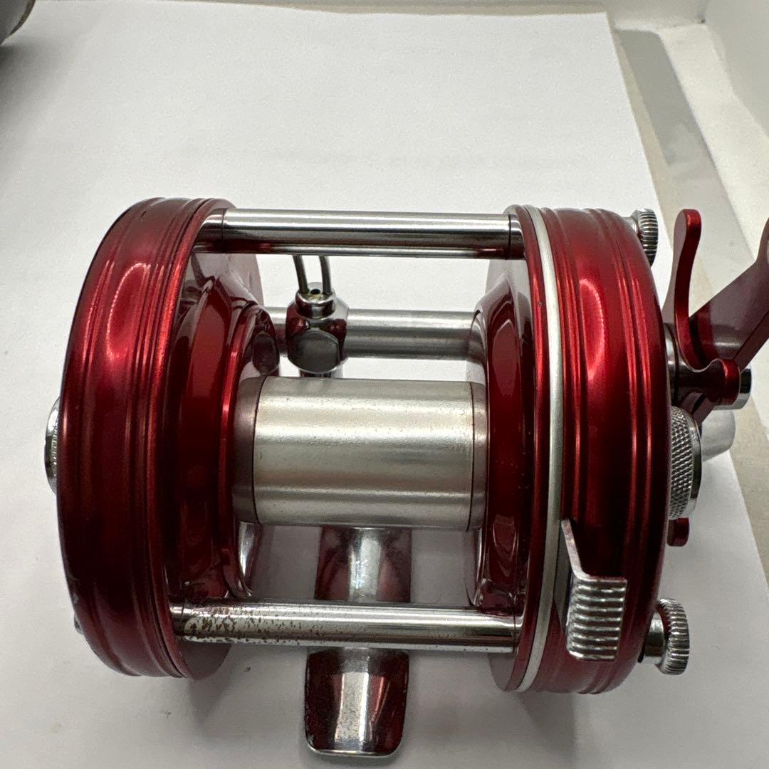 Ambassadeur 5000 ベイトリール レッド