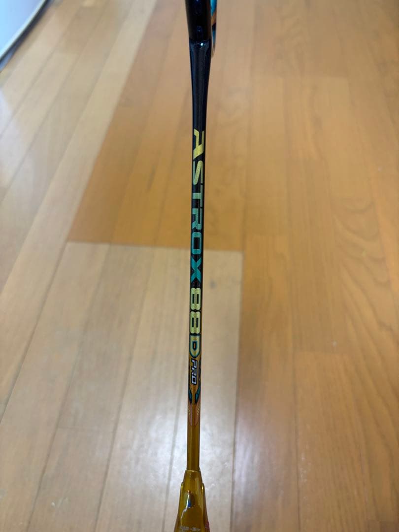 アストロクス88Dpro ゴールド　廃盤バドミントンラケット　4UG5