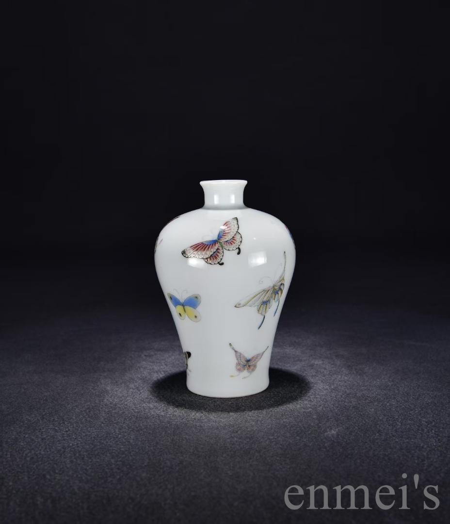 中国古美術・旧蔵・大清雍正紋・粉彩彩蝶図梅瓶・花瓶・白磁・古陶磁器・賞物・時代物