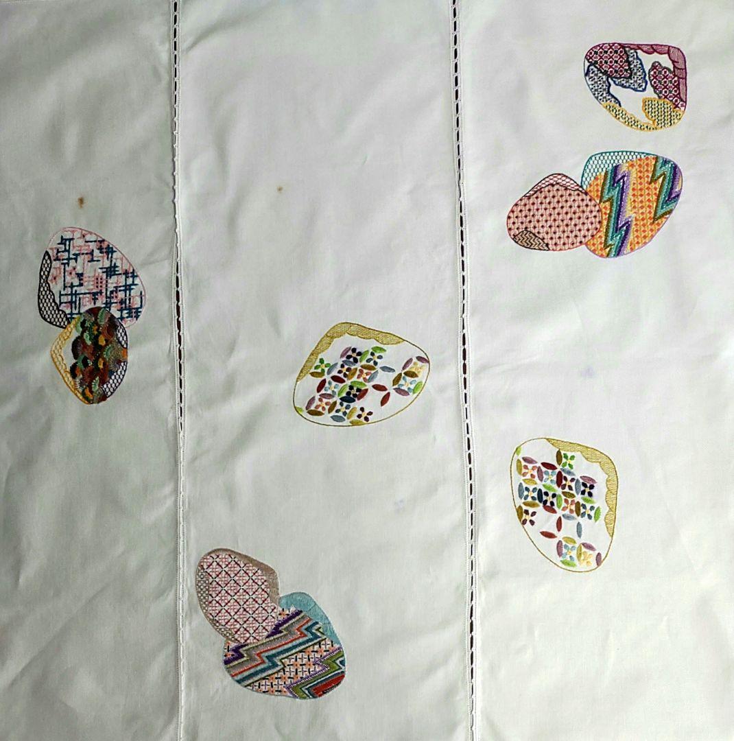 手刺繍 貝合わせ 模様入り 手編みレース縁取り 布製のれん 三つ割れ