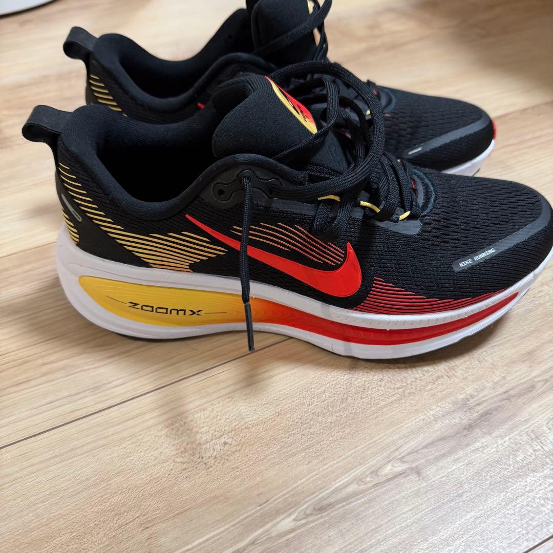NIKE ボメロ 18 Vomero 18 ブラック/ライトクリムゾン