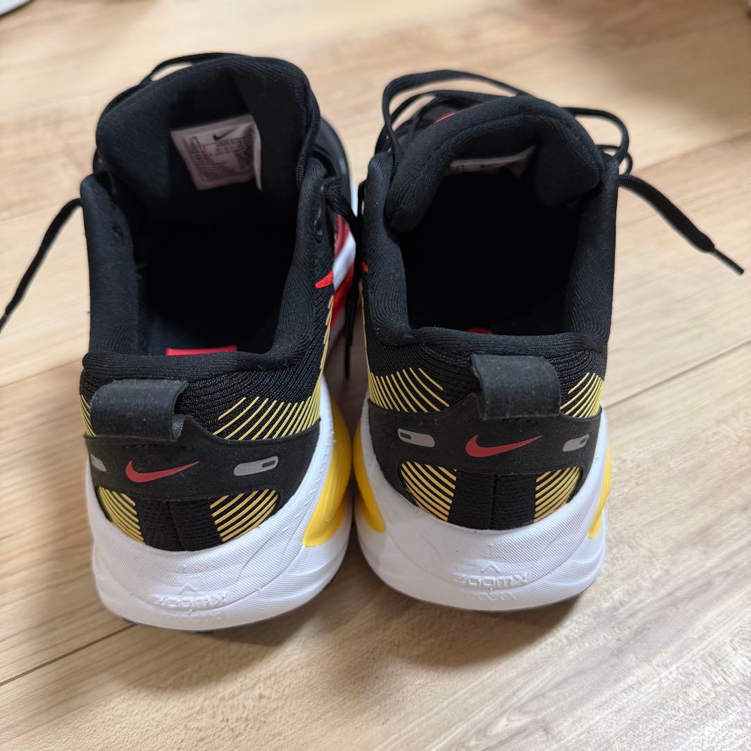 NIKE ボメロ 18 Vomero 18 ブラック/ライトクリムゾン