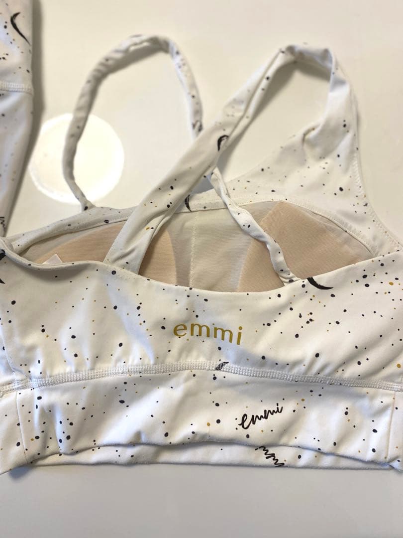 人気　emmi ヨガウェア　ムーン　セットアップ