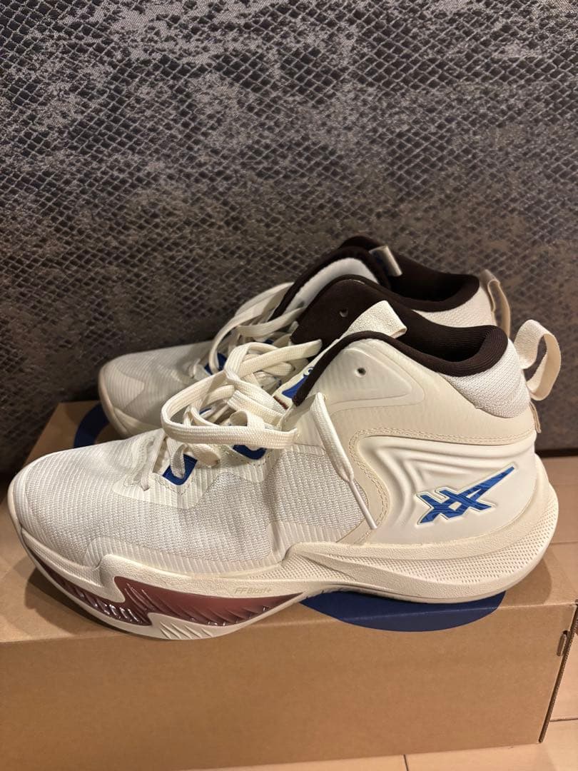 美品ASICS NOVA SURGE3 バスケットボールシューズ　白　箱タグ付き