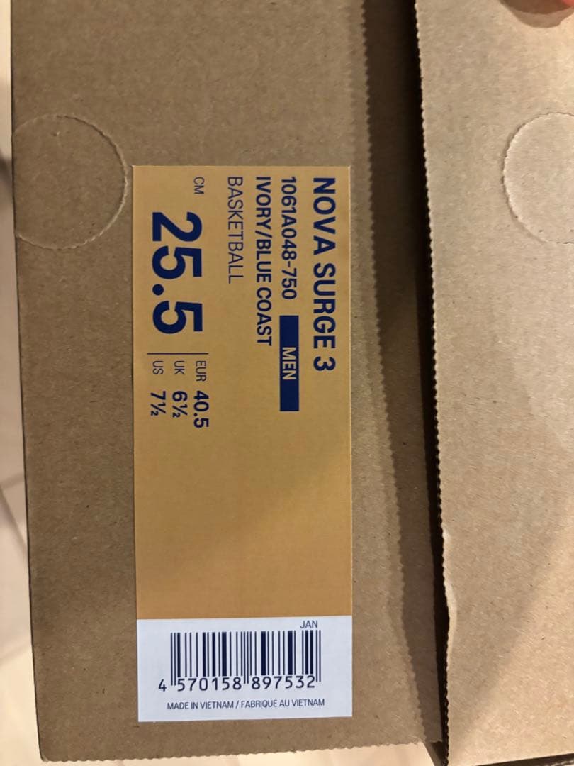 美品ASICS NOVA SURGE3 バスケットボールシューズ　白　箱タグ付き