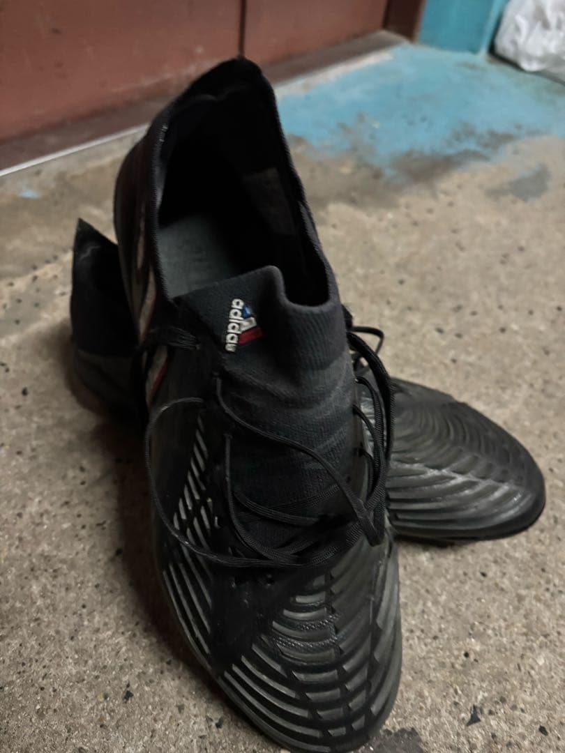 adidas サッカーシューズ ブラック/ホワイト/レッド