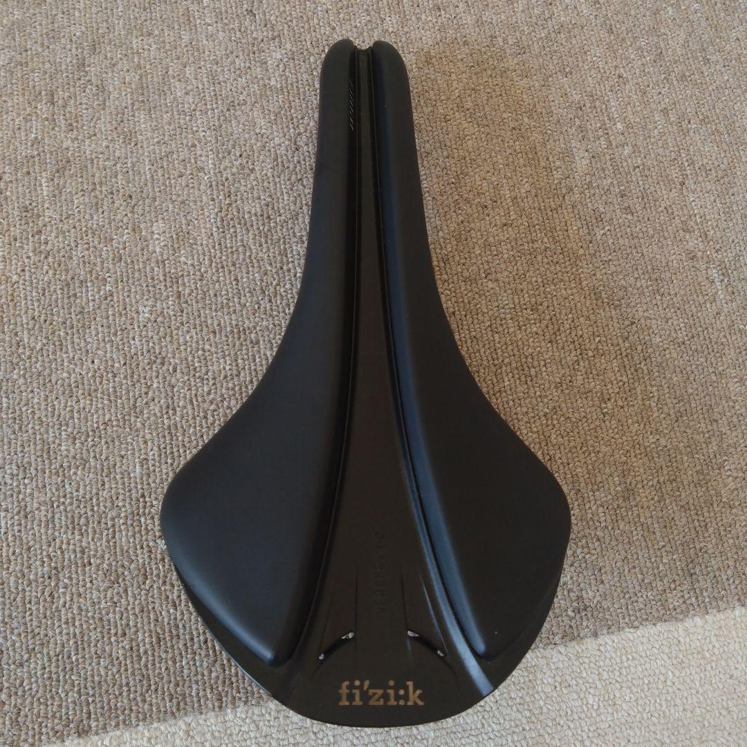 fi'zi:k Antares R1 versus evo サドル