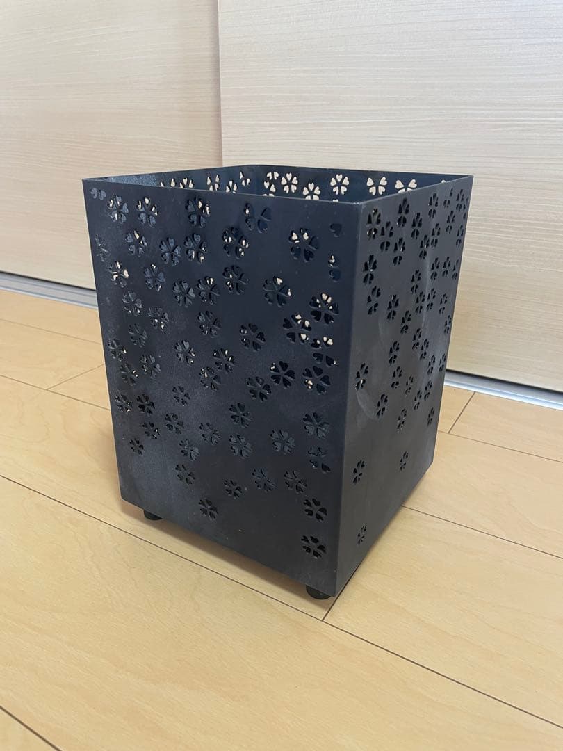 スモア　黒い花模様　焚き火台　ソロキャンプ