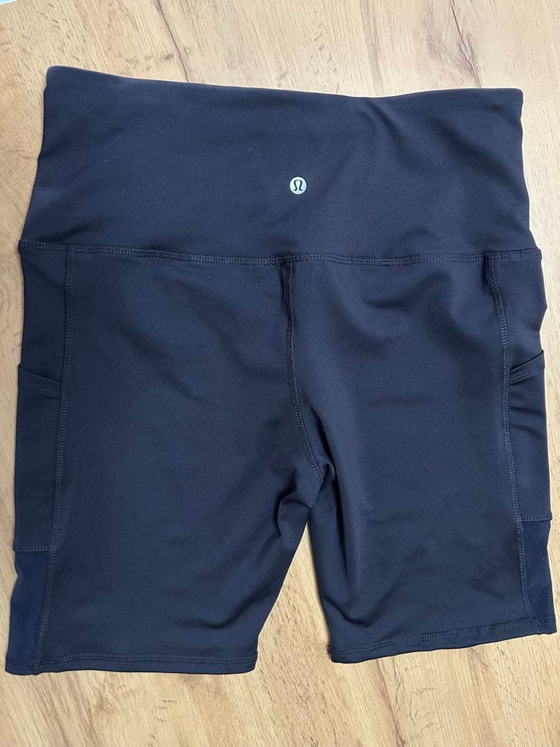Lululemon ブラック ハイライズ ショートパンツ