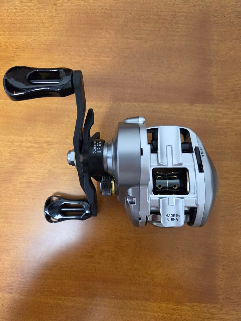 Daiwa バスX 100 ベイトリール シルバー カーボンハンドル付き