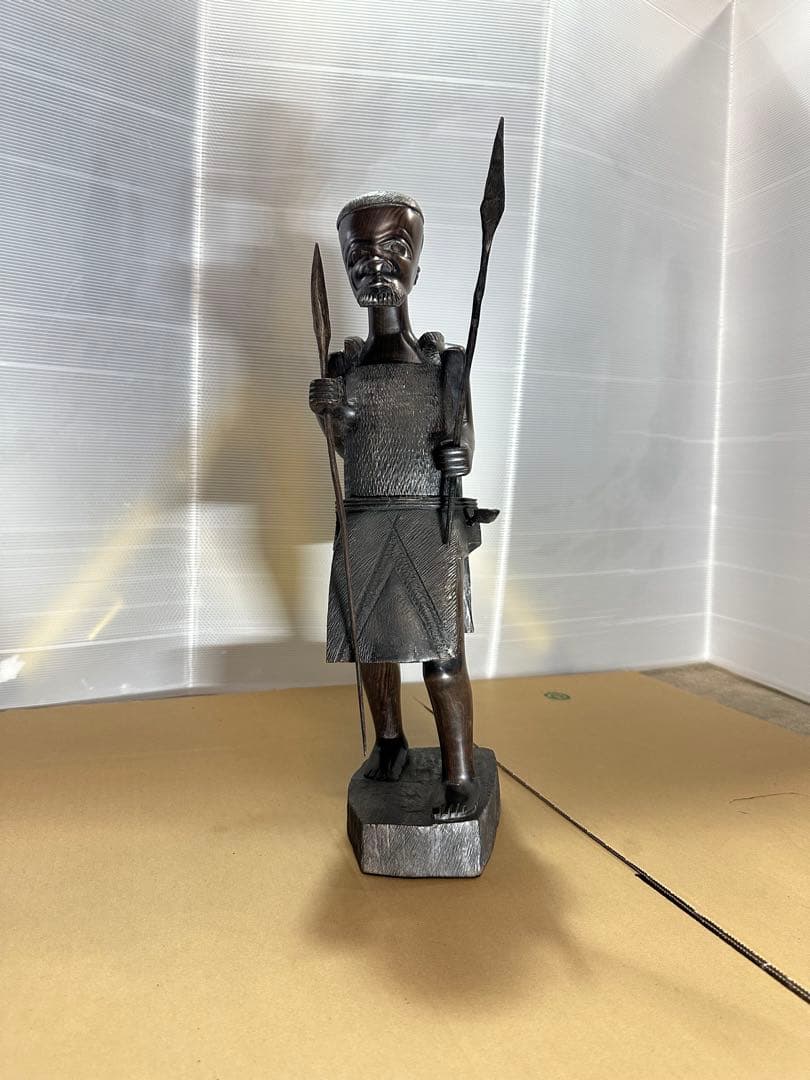 木彫りのアフリカ戦士像（約50cm）