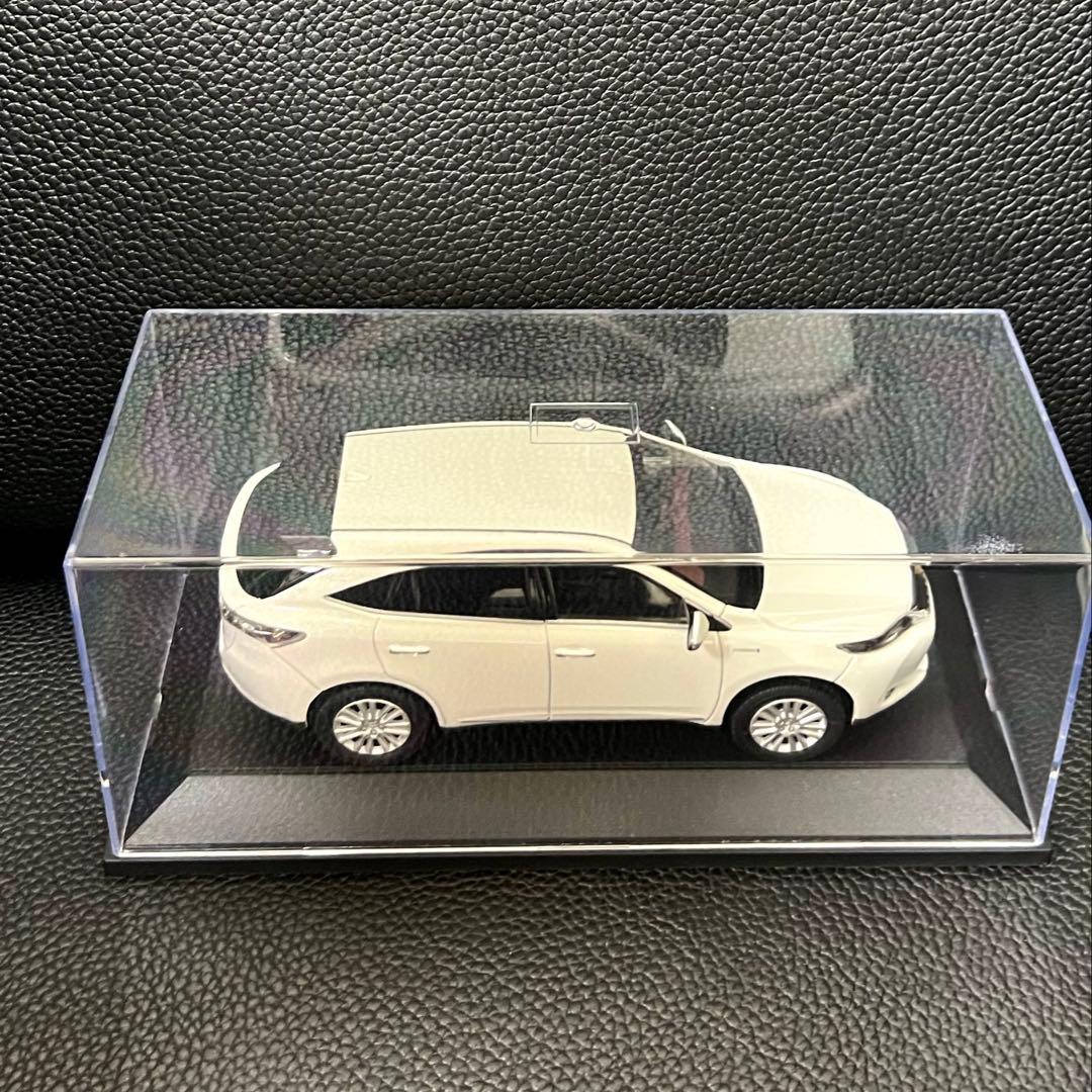 わ*ど様 【美品】ハリアー ホワイトパール ミニカー カラーサンプル 1/30【