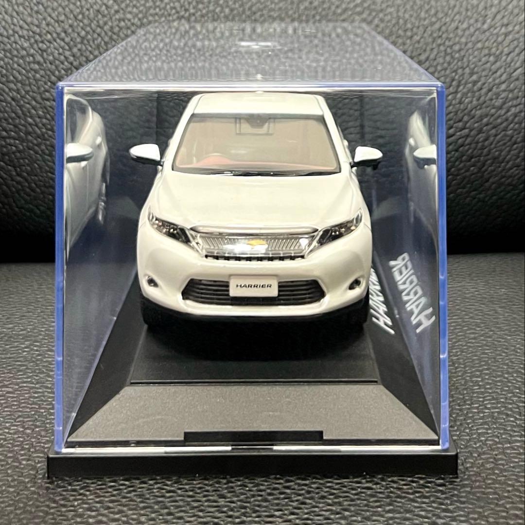 わ*ど様 【美品】ハリアー ホワイトパール ミニカー カラーサンプル 1/30【