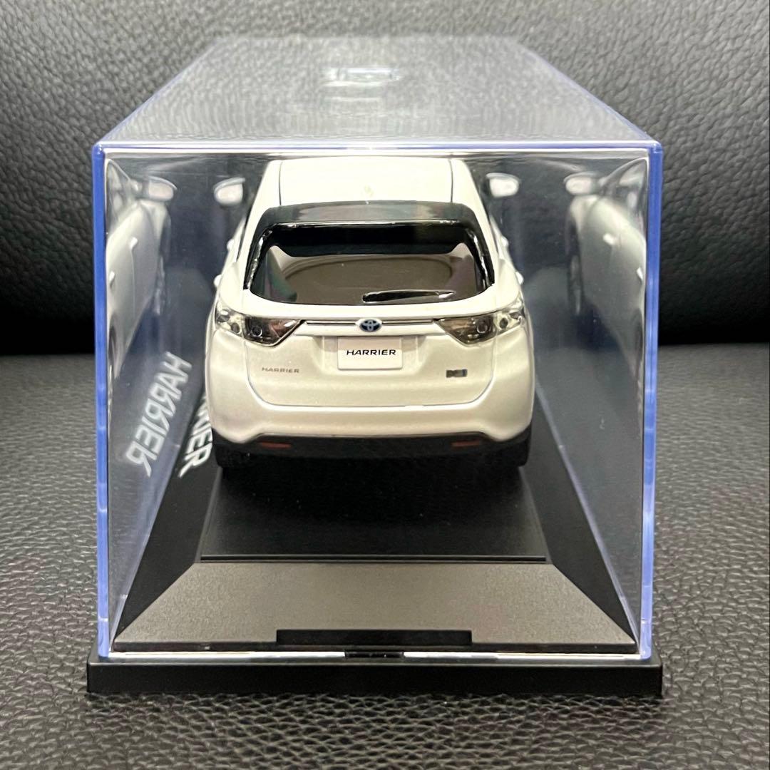 わ*ど様 【美品】ハリアー ホワイトパール ミニカー カラーサンプル 1/30【